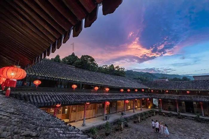 直击全国各地高校毕业典礼，各地的高校毕业典礼都有什么特点？